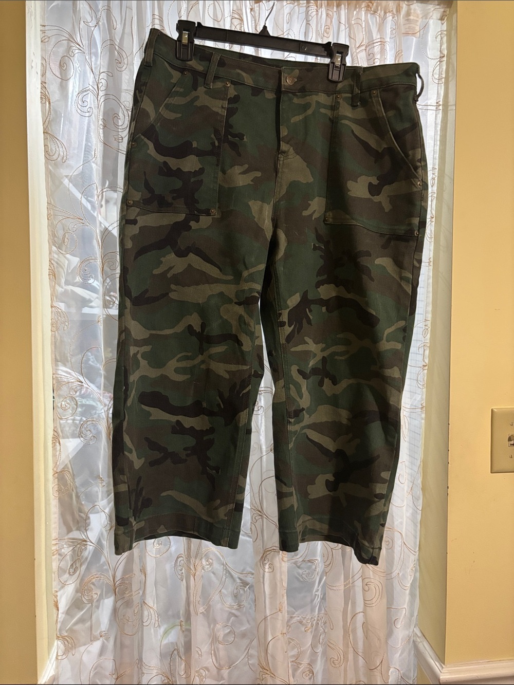 Women’s Camouflage Utility cropped Pants - Green Camo